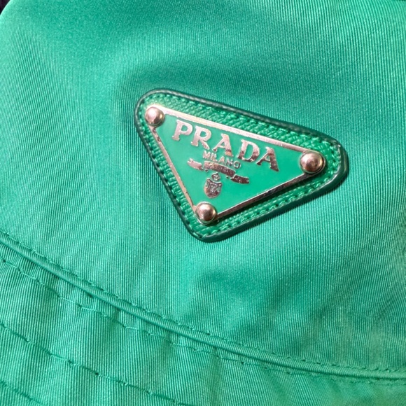 WOMEN'S PRADA GREEN RE-NYLON BUCKET HAT LOGO PLAQUE ONE SIZE - Picture 5 of 6